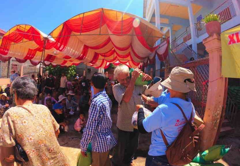 IHM volunteers distributing aid and supplies to the Cambodian community during a mobile mission